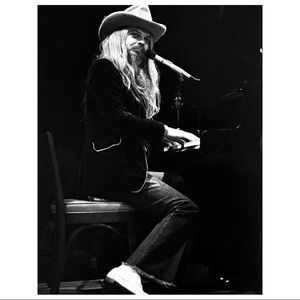 Everybody's gone away
Said they're movin to L.A